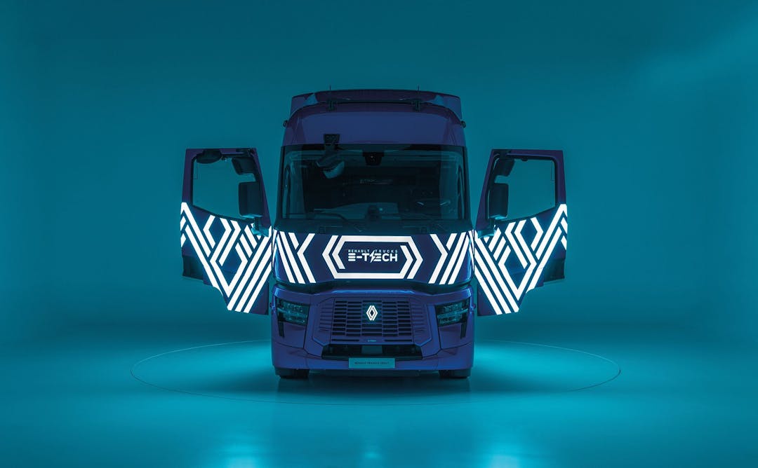 Renault Trucks lights up Europe with Diamond Echo 